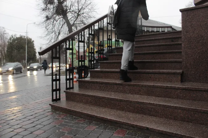 Ожеледиця у Луцьку: місто ледь тримається на ногах (фото)