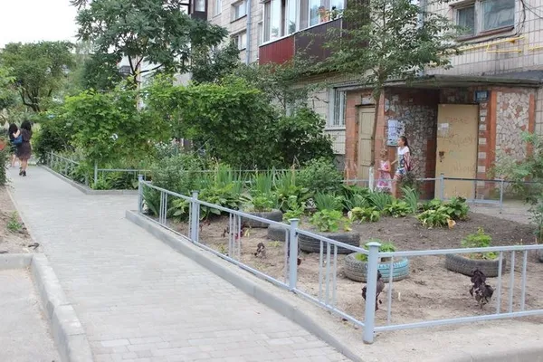 Показали, як ремонтують вулиці Луцька та «підпирають» Замок Любарта