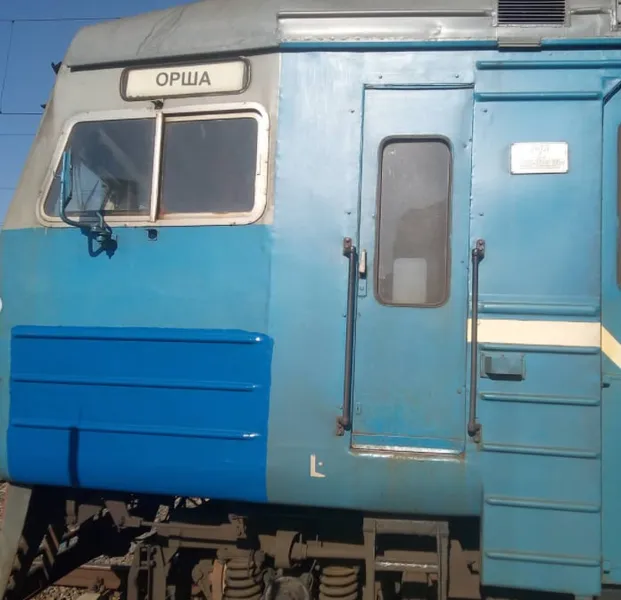 Не відрізняються від українських: у Білорусі зафарбовують електрички (фото)