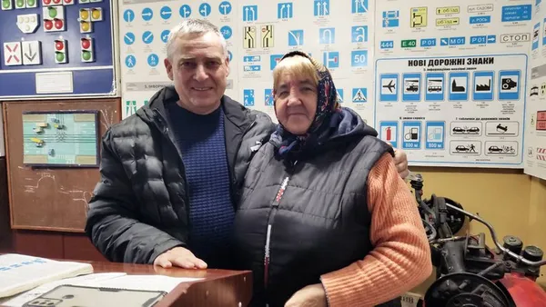 «Син купив машину. Його забрали на війну»: на Волині 67-річна жінка навчилась водити авто (фото, відео)