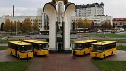 «Автобуси для нас надзвичайно необхідні»: громади на Волині отримали шкільний транспорт (фото)