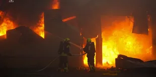 Пожежа після атаки дронів у Маневичах: чи є загроза витоку аміаку (фото)