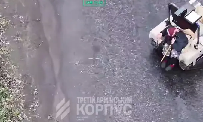 «Бабуся, сідайте!»: українські військові врятували 77-річну жінку за допомогою наземного робота (відео)
