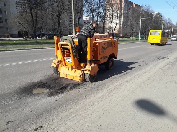 На луцьких вулицях почали латати ями (фото) 
