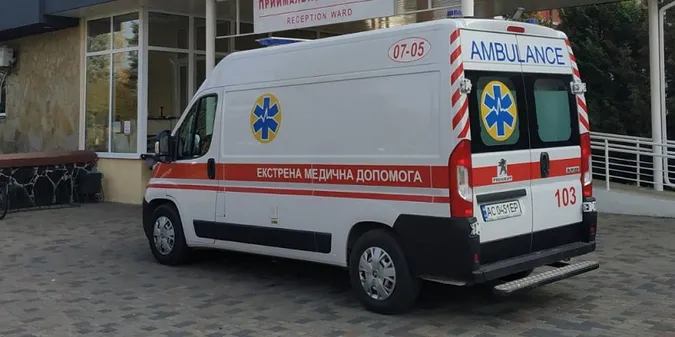 Посинів і впав: на Волині медики «швидкої» витягнули з того світу чоловіка