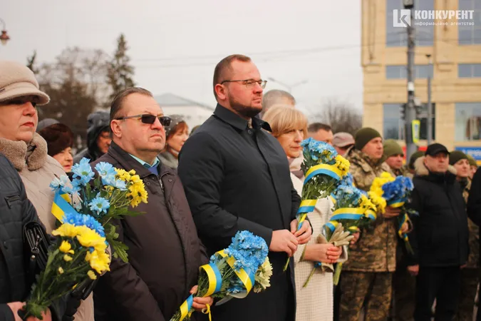 Квіти та сотні людей: у Луцьку вшанували пам'ять героїв Небесної Сотні (фото, відео)