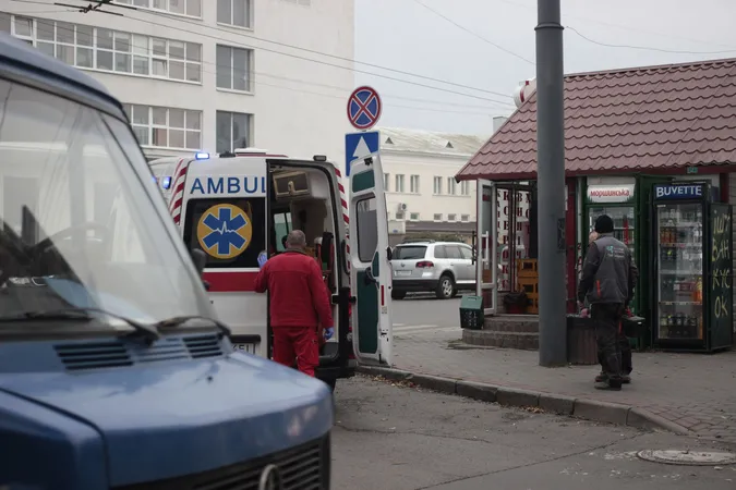 У центрі Луцька швидка забрала непритомного чоловіка: подробиці (фото)