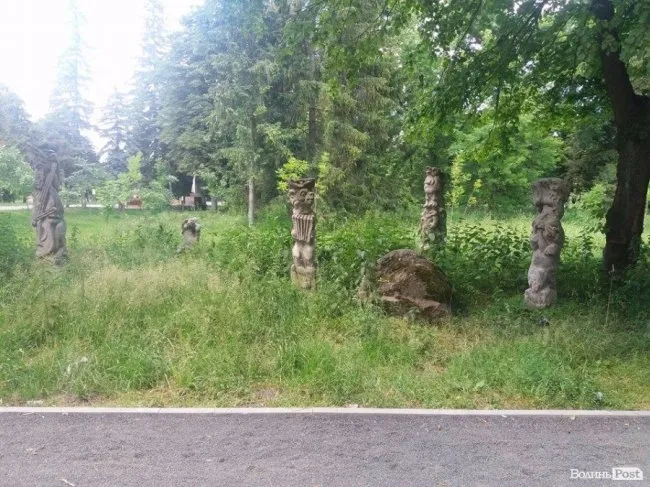 «Алея казок» у луцькому парку заросла травою
