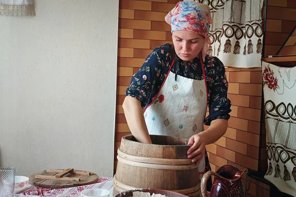 Господиня з Волині показала, як пече «хліб з чорнушкою» за давнім рецептом  (відео)