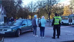 У Луцьку на Відродження автомобіль на зупинці збив чоловіка (фото,  відео)
