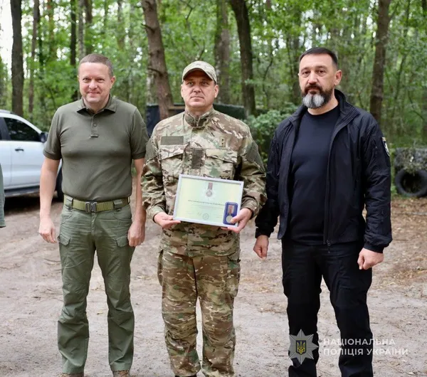 Безпекова ситуація, нагороди поліцейським та робота лікарень: Іван Рудницький відвідав Ковельський район (фото)