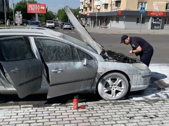 У Луцьку на Київському майдані горіло авто (фото)