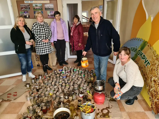 Доки не було світла, у Підгайцівській громаді робили окопні свічки на фронт (фото)