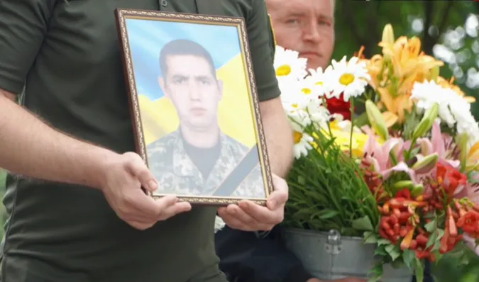 Проводжали на колінах: на Волині попрощались із полеглим воїном (відео)