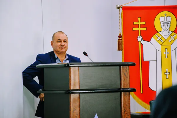«Работает» – перевіряє тим часом справність мікрофона на трибуні Аркадій Соломатін