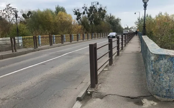Ями такі великі, що видно річку: коли поремонтують луцький міст на Шевченка (фото)