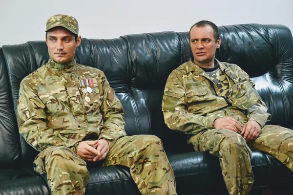 У холі зібралися військові. «Тут сесія, короче. По тій блокаді, по тому всьому», – розмовляв по телефону один з них