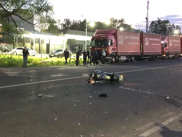 Відлетіло колесо: у Ковелі мотоцикліст влетів у «жигулі» (фото)