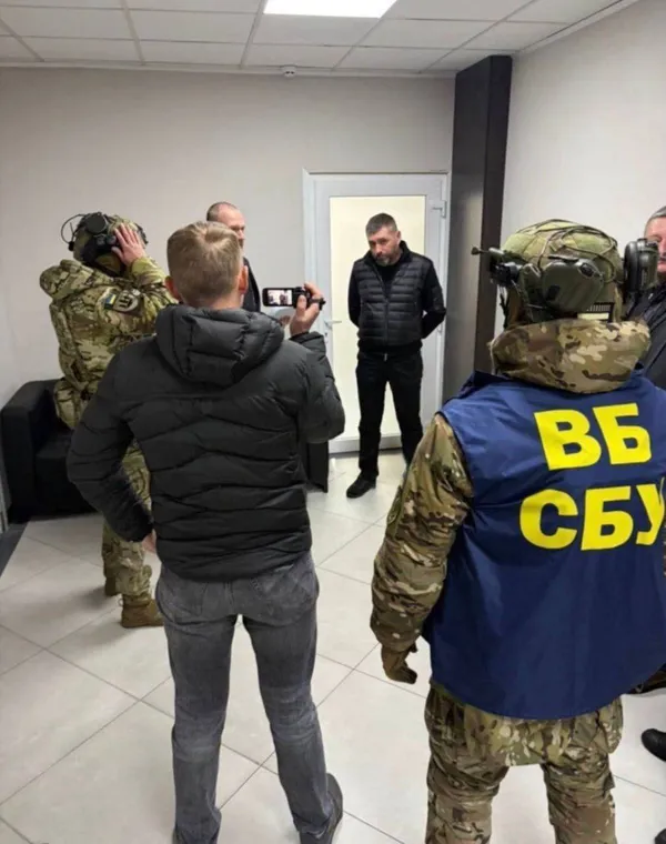 😡На розкраданні 1,4 млрд затримали командувача логістики Повітряних Сил та голову обласного СБУ