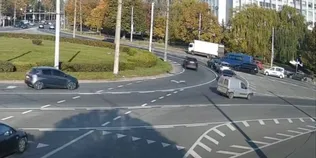 У Луцьку біля ТЦ «Глобус» стукнулись Tesla та Volkswagen (відео)