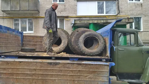 У Луцьку з дворів прибирають автомобільні шини (фото, відео)