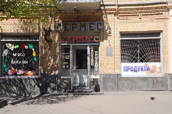 Дублювання вивіски, непродумана реклама у вітринах.