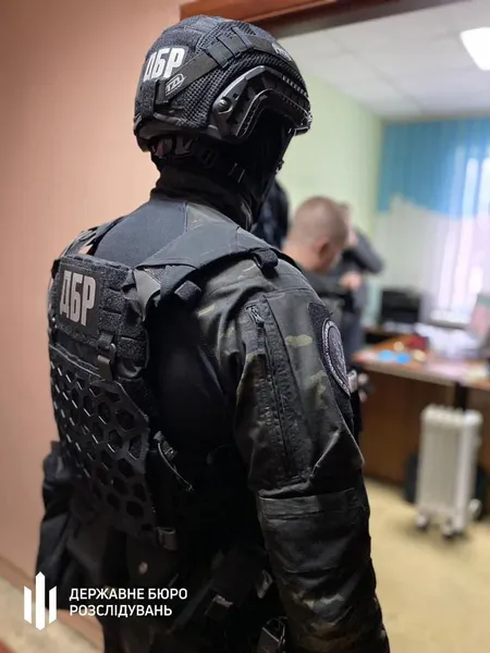 Шантажував вебкам-моделей: як «заробляв» затриманий у Луцьку на хабарі поліцейський (фото, відео)
