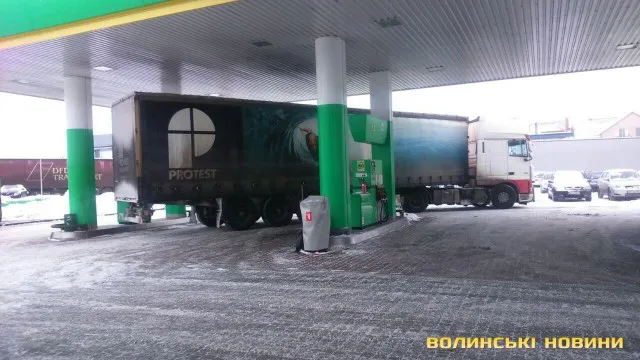 У Луцьку на заправці вантажівка зачепила бензоколонку (фото)