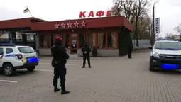 У луцькому кафе, де була стрілянина, – повно силовиків (фото)