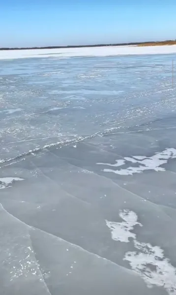 Мороз скував Світязь: відчайдухи ходять на острів пішки (відео)