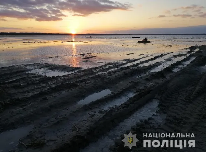 Хотів облаштувати пляж: поліція затримала крадія піску зі Світязю (фото)