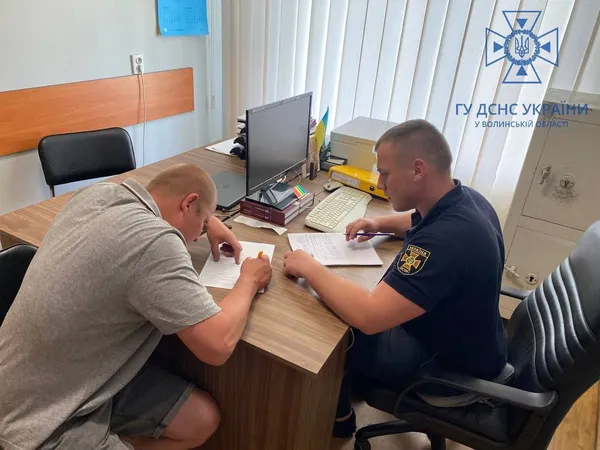Міг зайнятися ліс: під Луцьком чоловік розпалив величезне вогнище (фото)