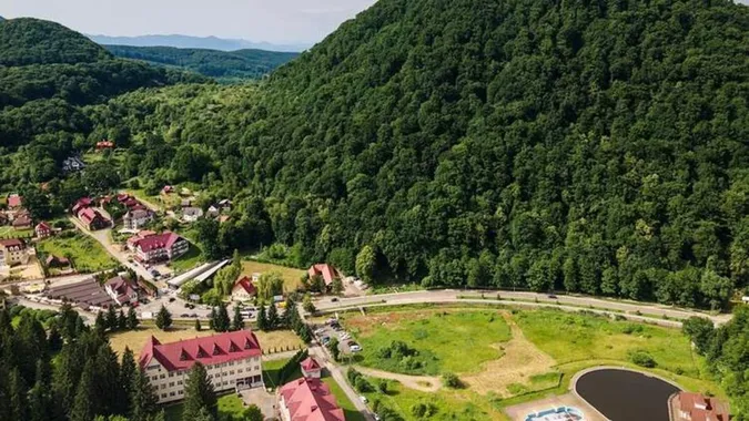 На Закарпатті отруїлися випускники з Луцька: госпіталізували 12 людей (фото)