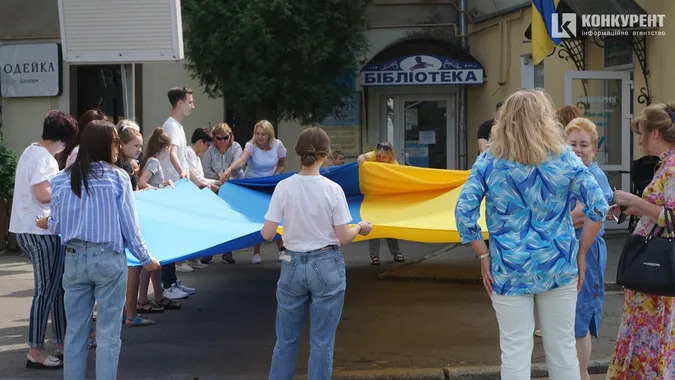 У День прапора лучани вбрались у сорочки, а будинки прикрасили стягами (фото)