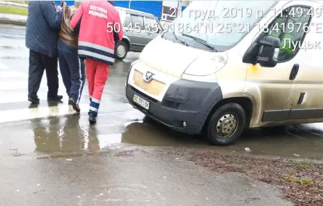 У Луцьку в автомобілі виявили чоловіка без свідомості (фото)