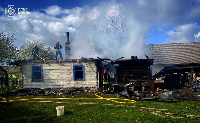 На Ковельщині спалахнув деревʼяний будинок