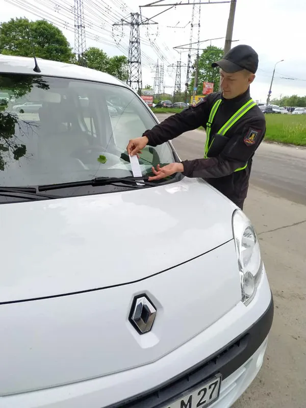 У Луцьку інспектори з паркування провели роз'яснювальну роботу біля Авторинку