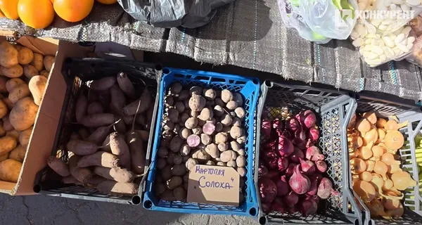 На ринку у Луцьку продають особливий сорт корисної фіолетової картоплі (фото, відео)