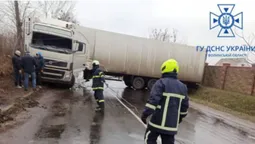 Водій не міг самотужки виїхати: біля Луцька рятувальники відбуксирували вантажівку (фото)