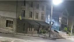 На шаленій швидкості: показали, як Mercedes таранить піцерію (відео)