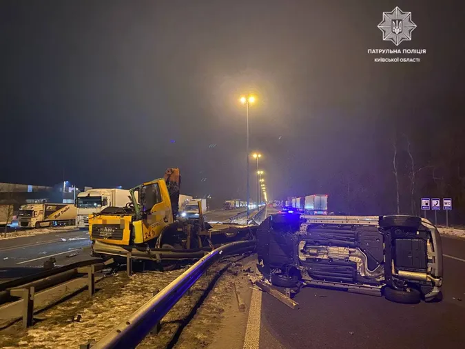 Трасу перекрили: на автодорозі Київ-Чоп сталася масштабна ДТП (фото)