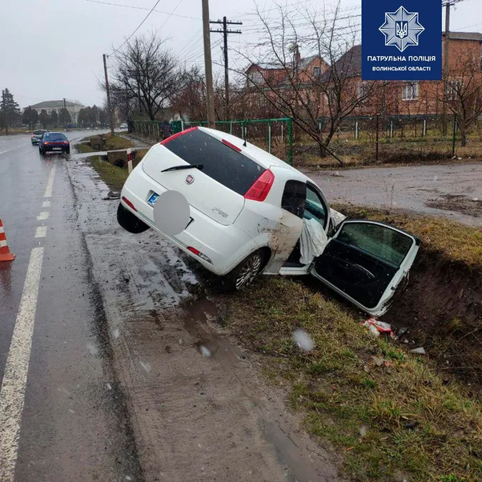 Біля Луцька «фіат» врізався у бетонну огорожу і злетів у кювет (фото)