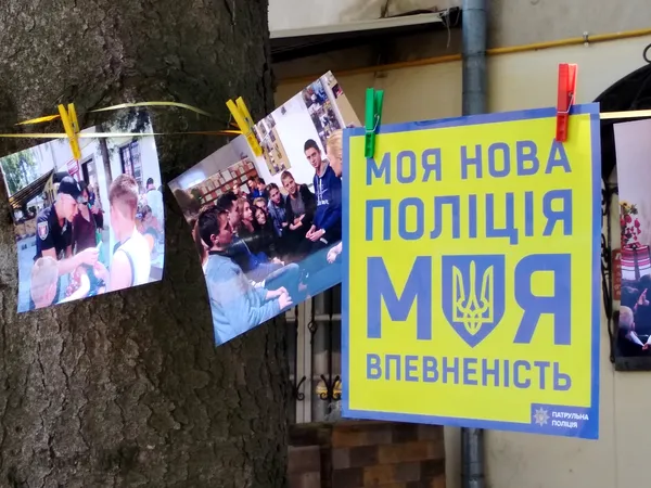 Патрульні у центрі Луцька розповідають дітям про безпечний Великдень (фото)
