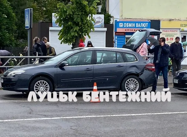 Зіткнулися два легковики: біля Центрального ринку – ДТП (фото, відео)