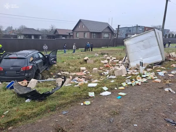 Біля Луцька – ДТП: в «хюндаї» затисло людину, а з вантажівки знесло кузов (фото)