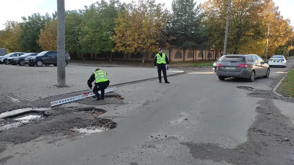 Обстеження доріг: у Луцьку вимірюють ями та нахили (фото)