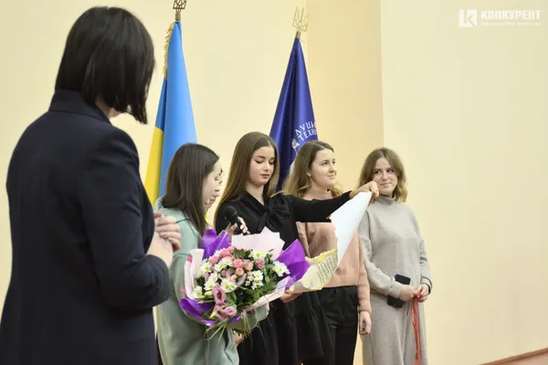 Море квітів та подяка Савчуку: як Ірина Вахович очолила Луцький НТУ (фоторепортаж)