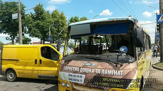 У Луцьку – серйозна аварія за участю маршрутки (оновлено, фото)