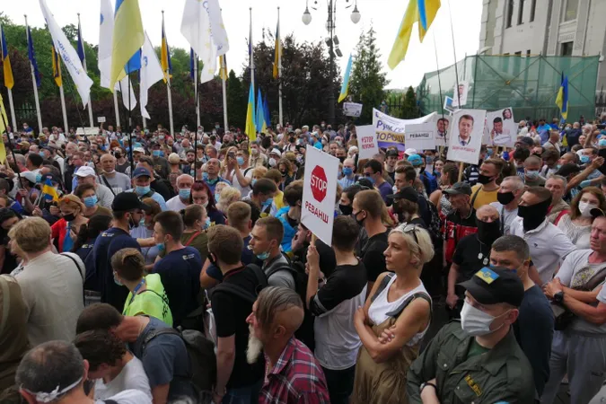 Прихильники Порошенка прийшли до Зеленського (фото)