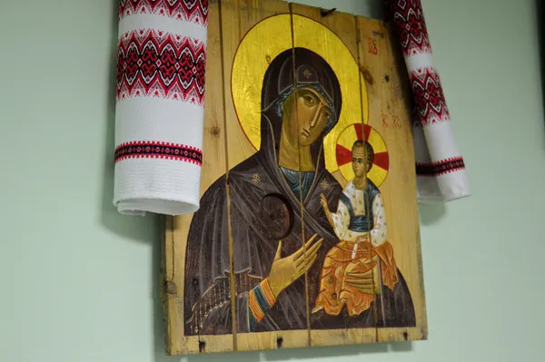 На стіні в кабінеті директора висить незвична ікона. ЇЇ привезли із зони АТО. Виконана вона на кришці від коробки з патронів